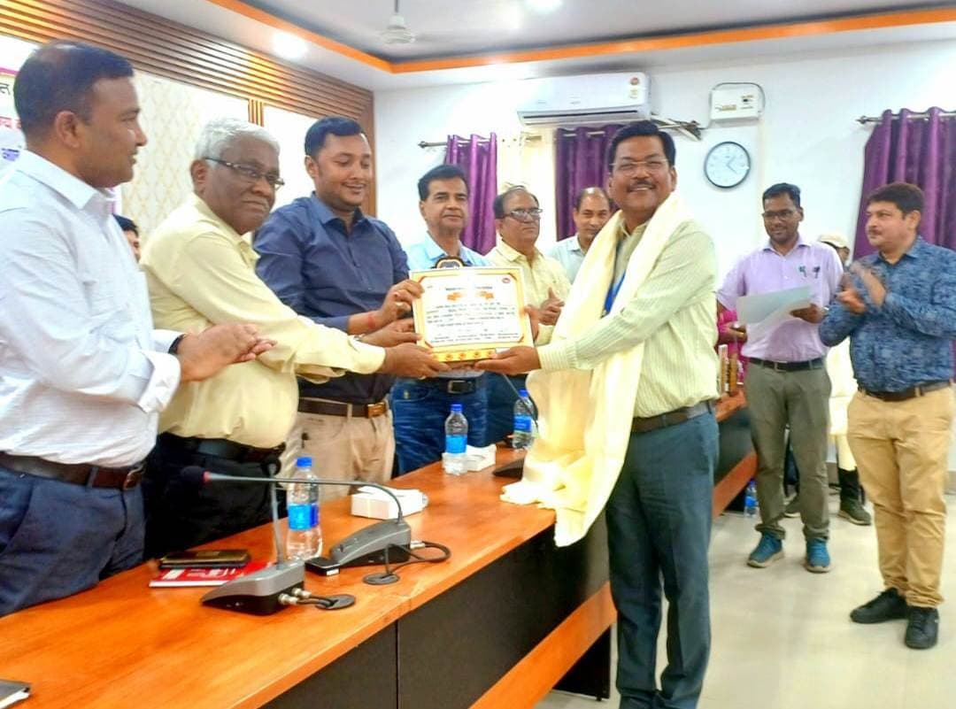 Aurangabad News : अनुग्रह मध्य विद्यालय के प्राचार्य को मिला हेडमास्टर कैटेगरी का फर्स्ट प्राइज