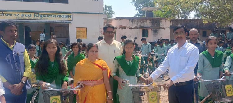Giridih News :कई साइकिल की स्थिति खराब, मिस्त्री से करायी मरम्मत