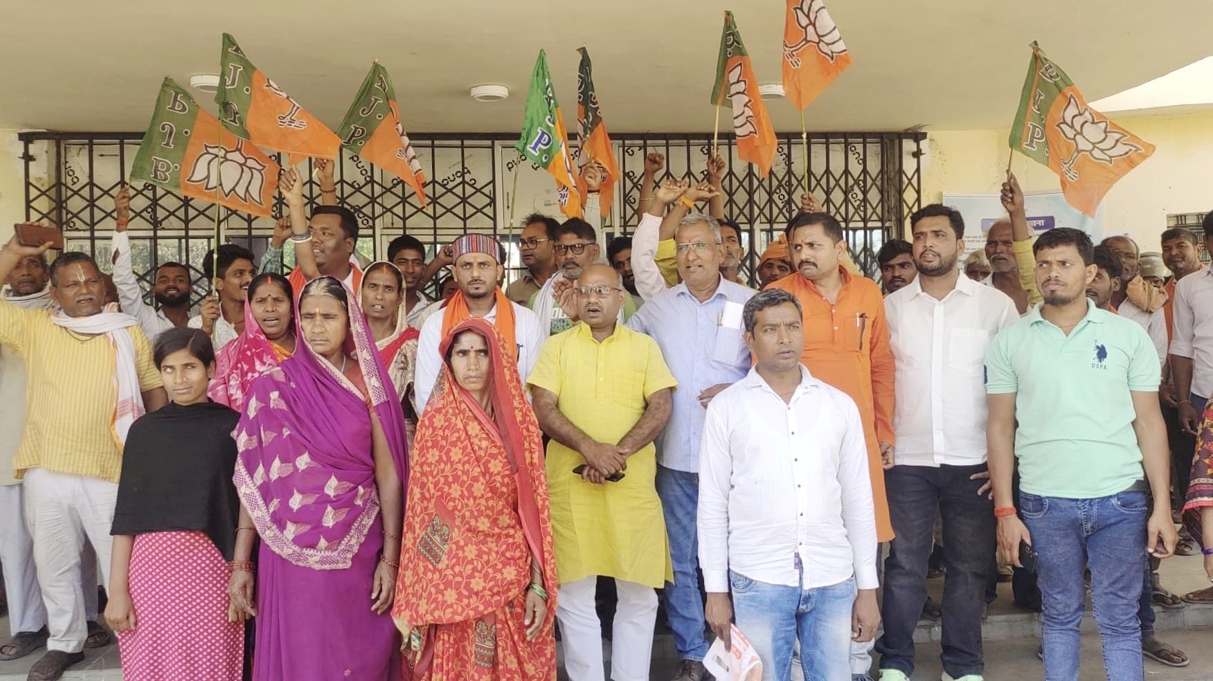 Aurangabad News : भाजपा कार्यकर्ताओं ने सीओ कार्यालय में जड़ा ताला