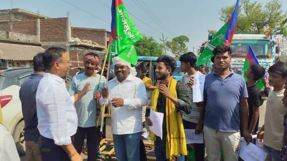 अनिल महतो हत्याकांड के विरोध में आजसू नेताओं ने किया सड़क जाम