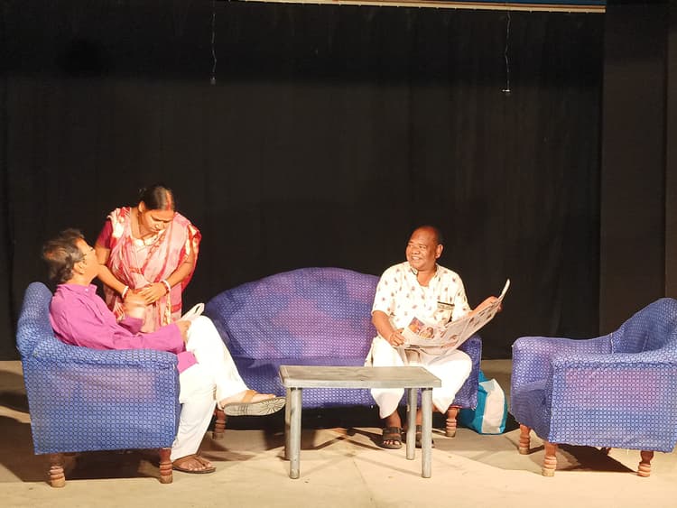 East Singhbhum News : हिंदी में ''कन्यादान'' व बांग्ला में ''मधुर प्रस्ताव'' के मंचन ने जीता दर्शकों का दिल