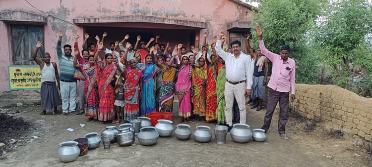 Seraikela News : गांव की तीनों जलमीनार खराब, एक चापाकल व कुआं के सहारे 180 परिवार, तालाब में स्नान, कपड़ा धो रहे