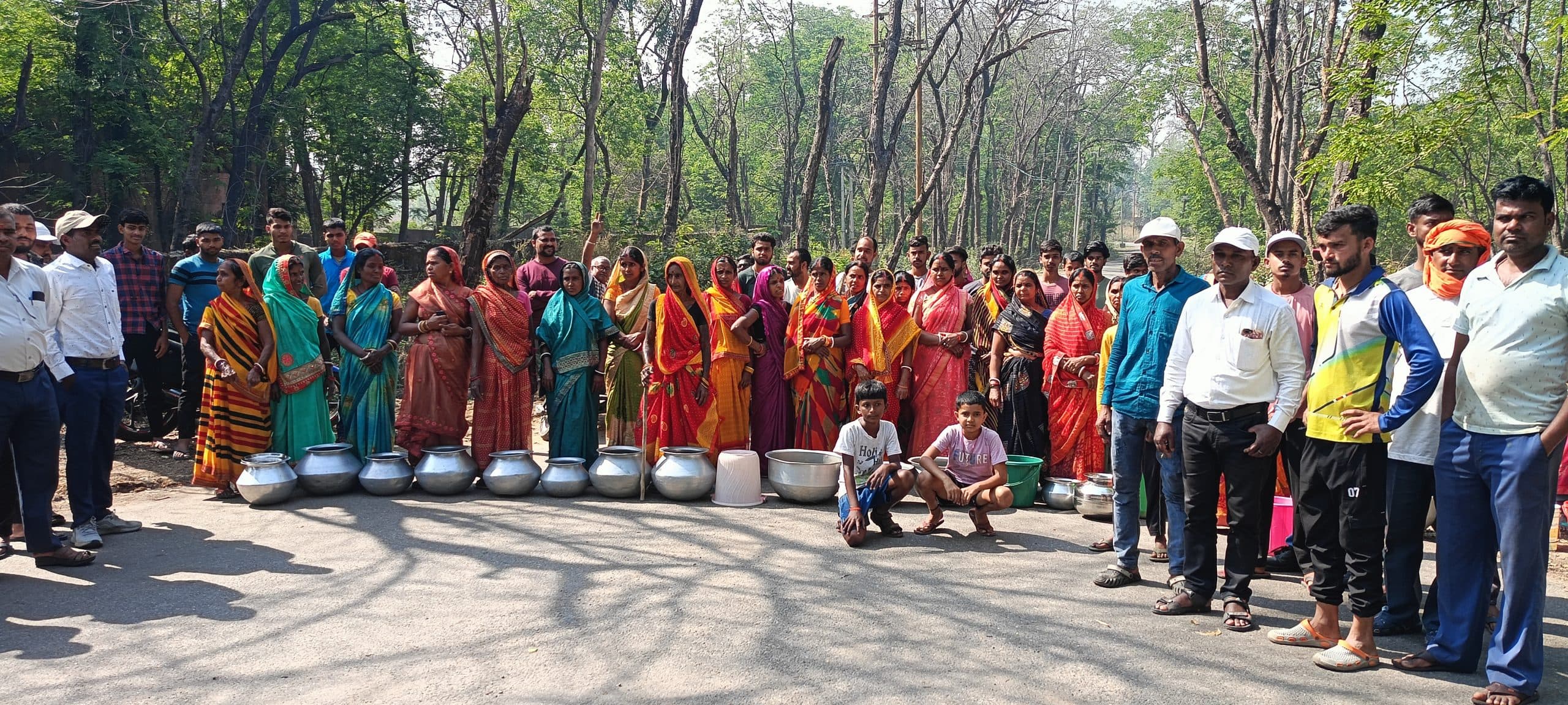 Bokaro News : पानी के लिए बर्तन के साथ सड़क पर उतरे ग्रामीण