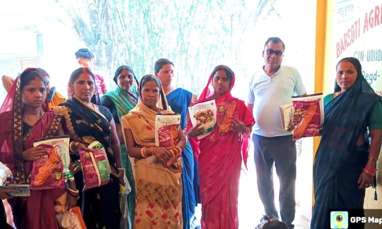 गयपहाड़ी के किसानों के बीच कृषि यंत्र व बीज वितरण