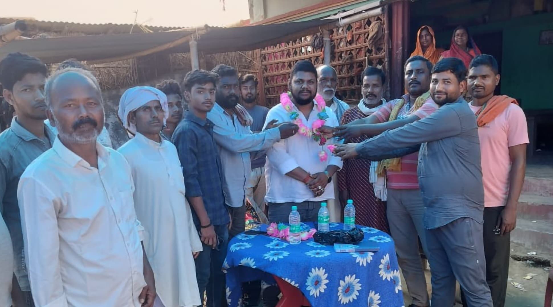 समाजसेवी ने चलाया जनसंपर्क अभियान