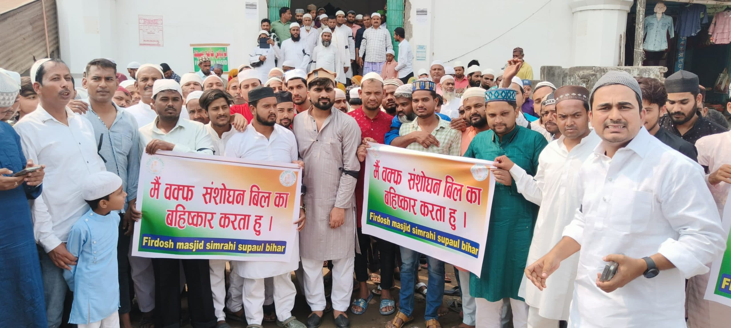 अलविदा जुम्मा के मौके पर काली पट्टी बांध कर वक्फ संशोधन विधेयक का किया विरोध