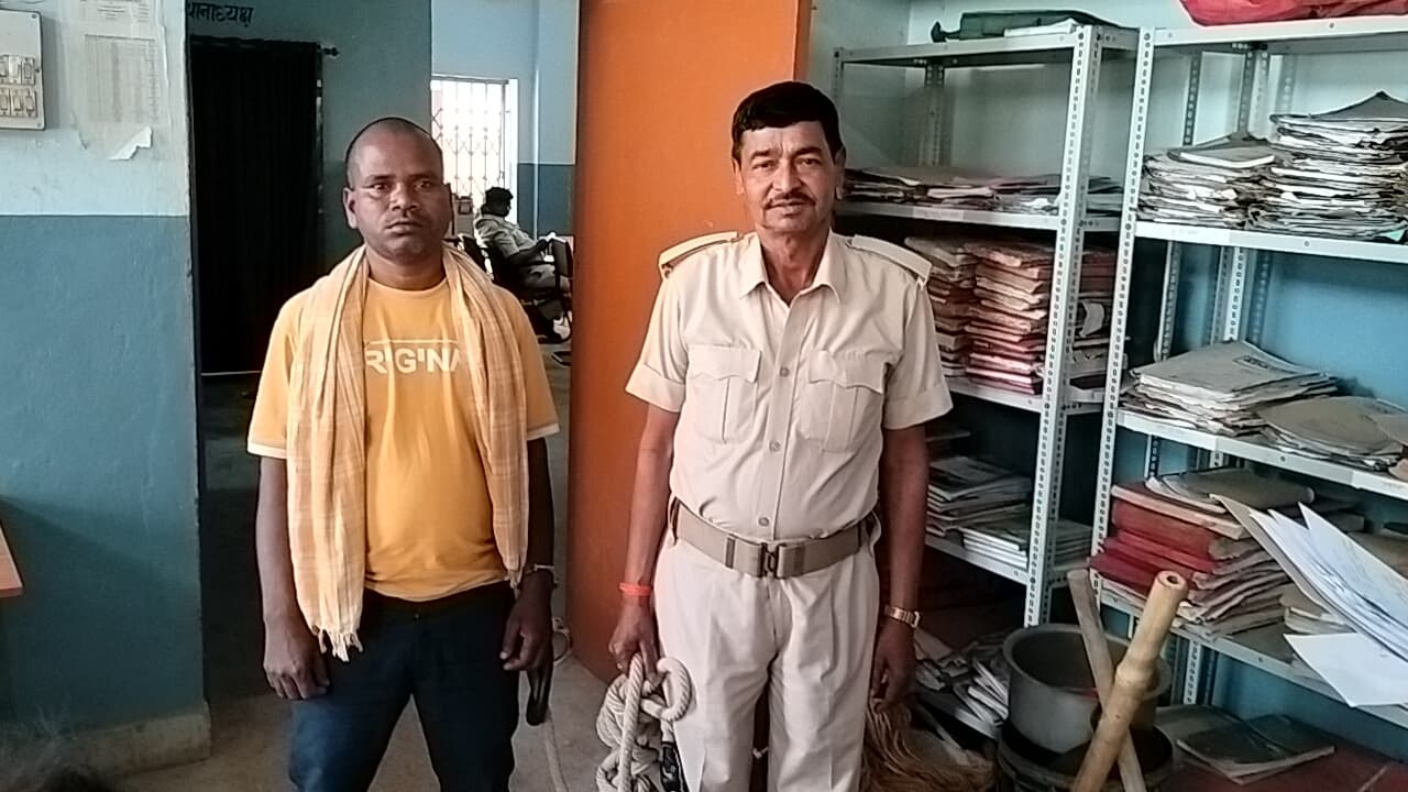 धनौरी गांव से महुआ शराब के साथ तस्कर को पुलिस ने किया गिरफ्तार
