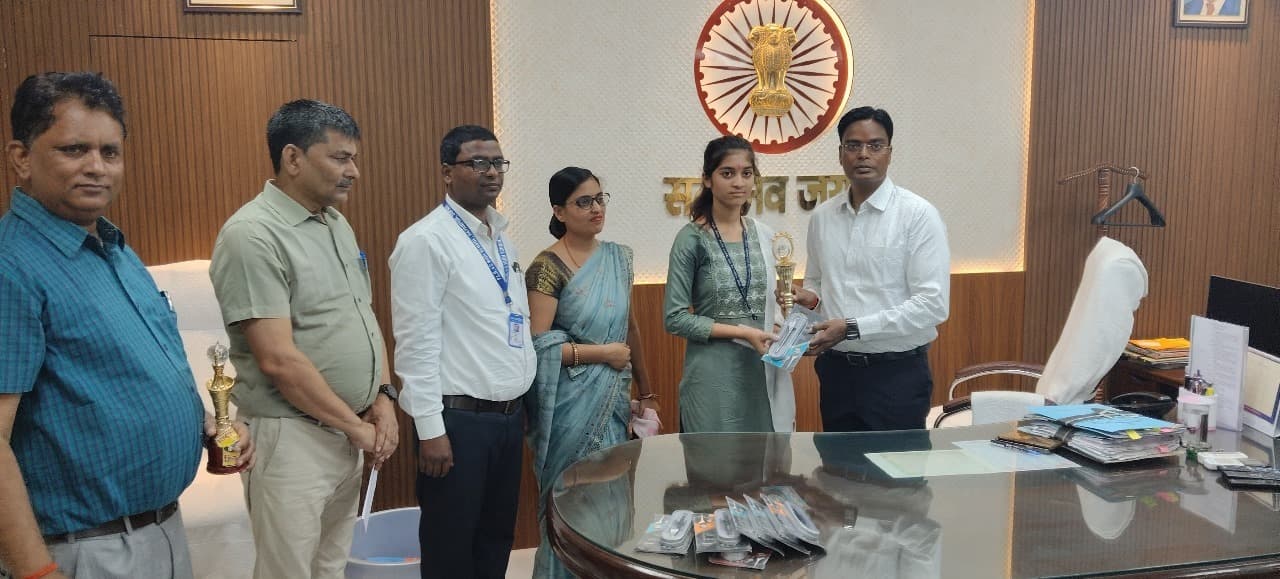 इंटरमीडिएट परीक्षा में 2025 : मेधावी छात्रों को डीएम ने किया सम्मानित