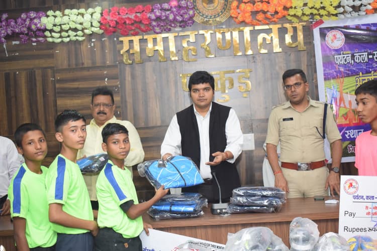 डीसी-एसपी ने खिलाड़ियों के बीच खेल सामग्री का किया वितरण