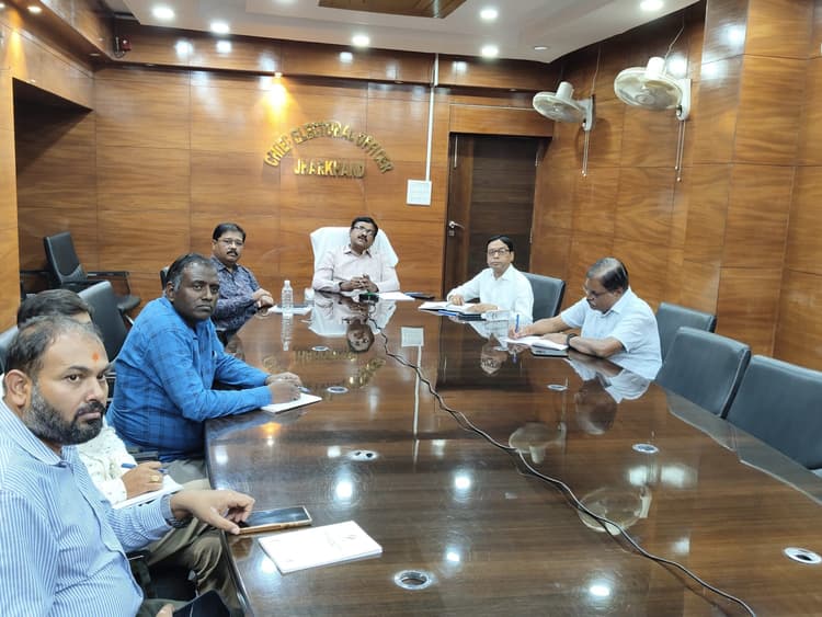 Ranchi news : मतदाता पहचान पत्र में त्रुटियों का समय से करें निष्पादन : सीइओ