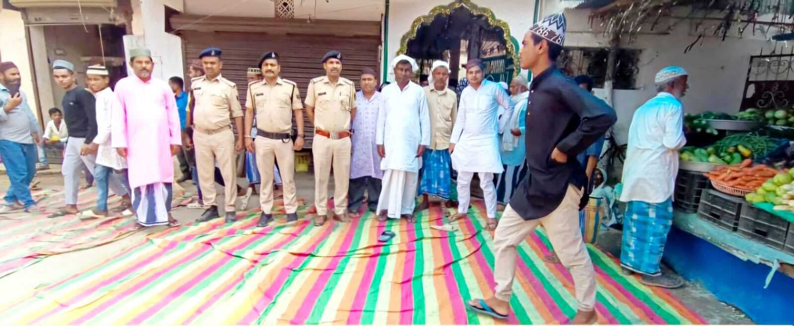 मस्जिदों में अदा की गयी अलविदा जुमे की नमाज