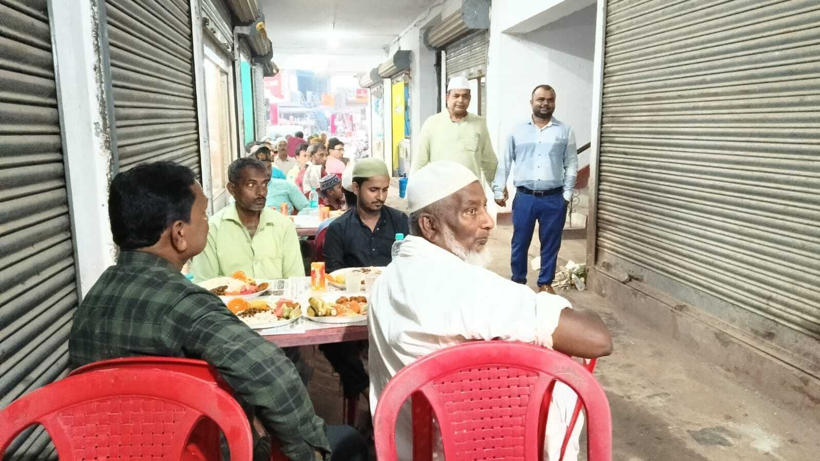 इफ्तार पार्टी के आयोजन से बढ़ता है आपसी प्रेम