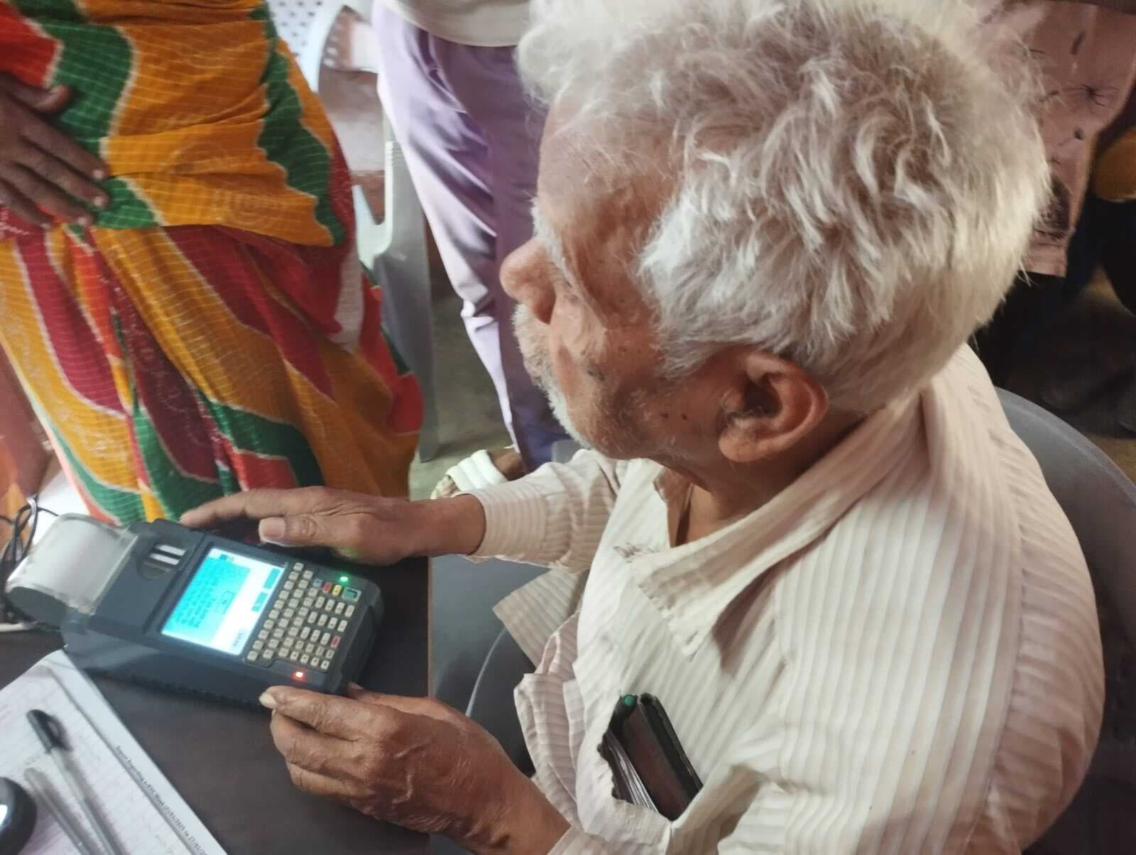 काम नहीं कर रही मशीनें, राशन कार्डधारियों की लग रही है लंबी कतार