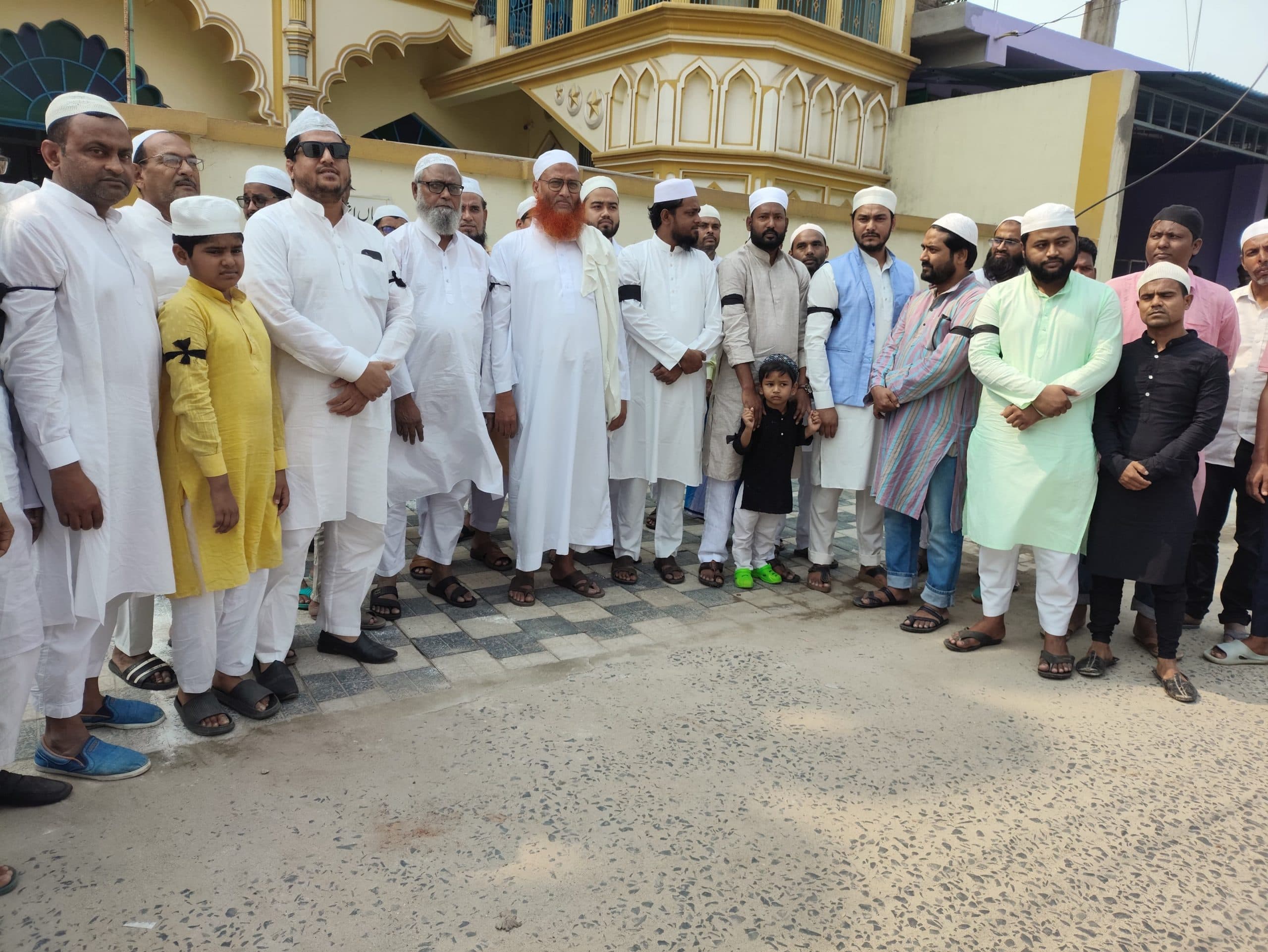 वक्फ संशोधन विधेयक के विरोध में काली पट्टी बांधकर अदा की अलविदा जुमे की नमाज