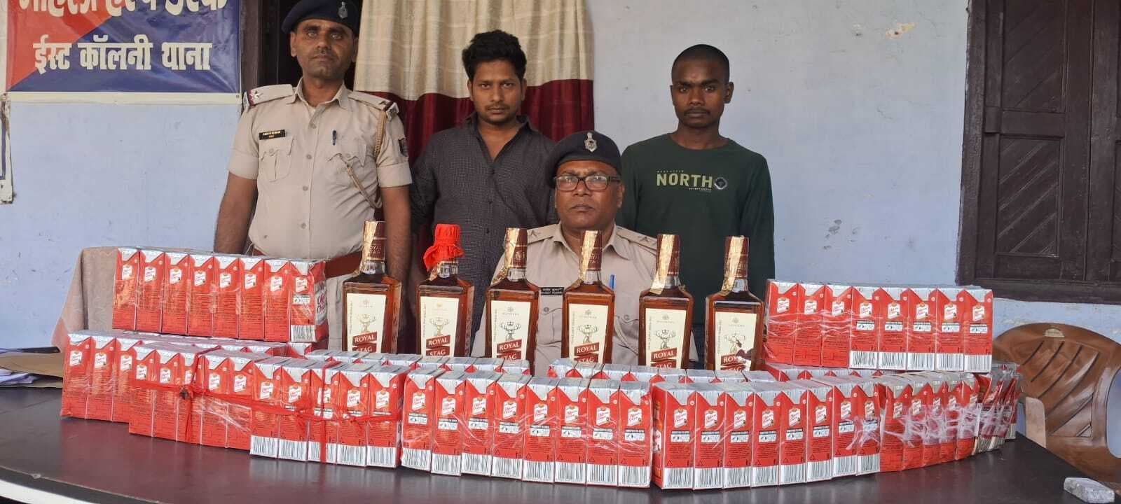 शराब के साथ दो तस्कर गिरफ्तार