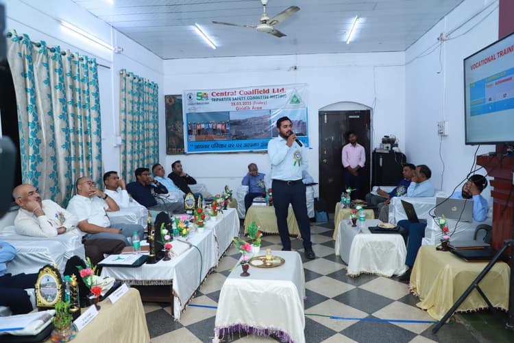 Giridih News :सुरक्षा के साथ उत्पादन और शून्य दुर्घटना पर जोर