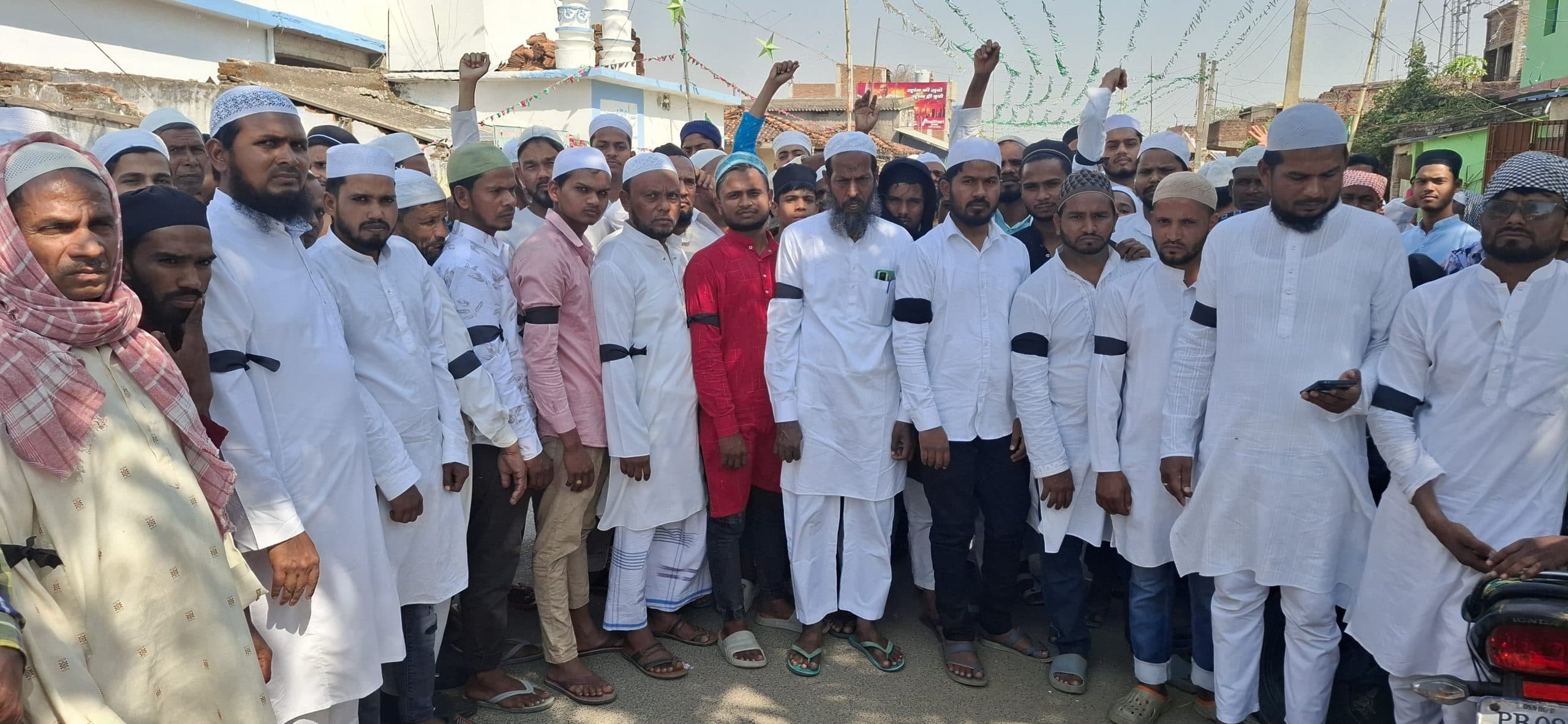 Giridih News :रोजेदारों ने कालीपट्टी बांधकर बिल का जताया विरोध