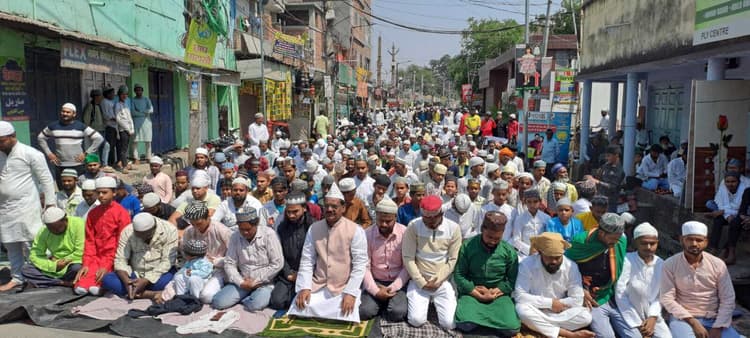 Giridih News :अलविदा जुमे को मस्जिदों में उमड़ी अकीदतमंदों की भीड़