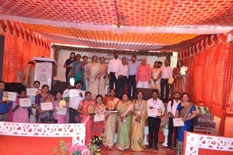 East Singhbhum News : बच्चों के सृजनात्मक विकास पर शिक्षक ध्यान दें : डॉ जूही