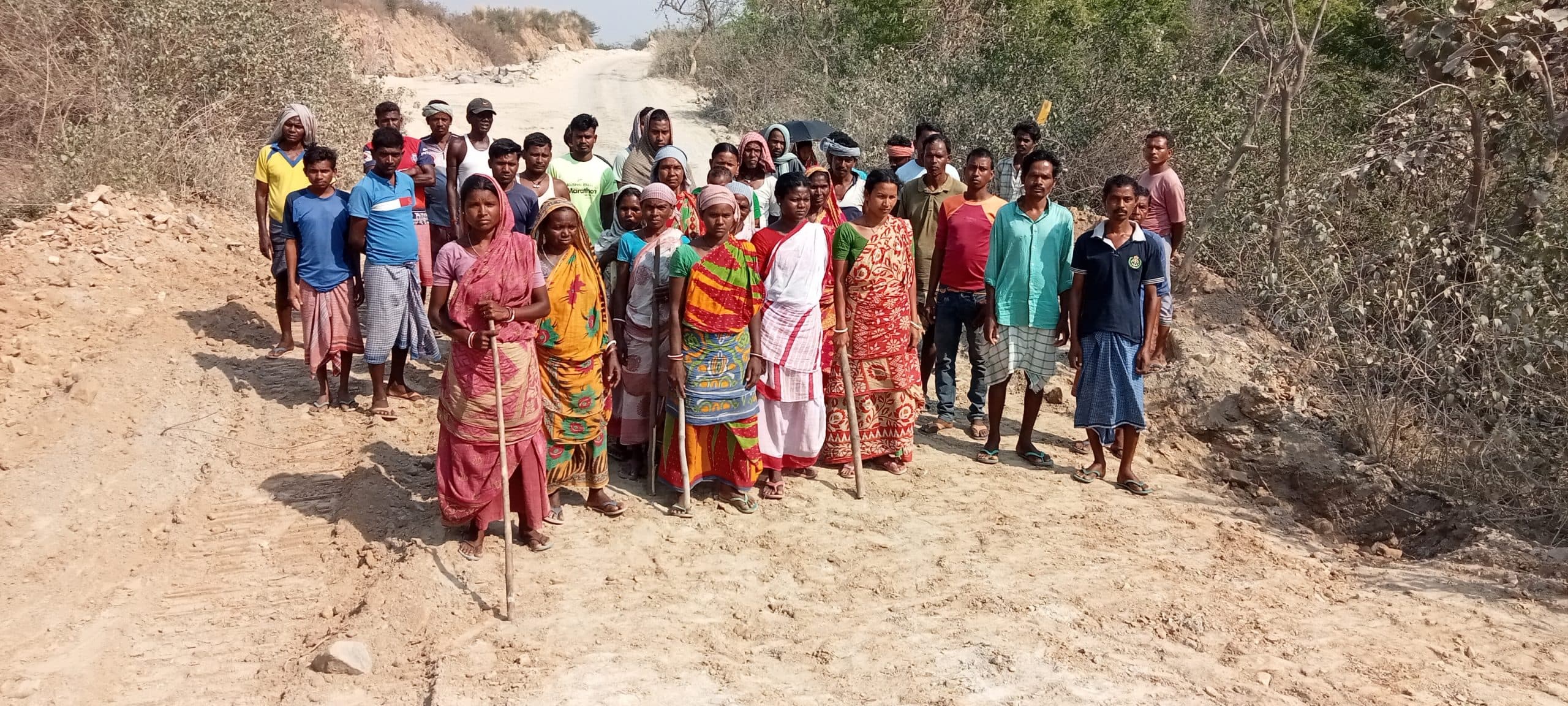 East Singhbhum News :लायाडीह में ब्लास्टिंग का पत्थर घर पर गिरने से ग्रामीणों ने रास्ता काटा, आवागमन बाधित