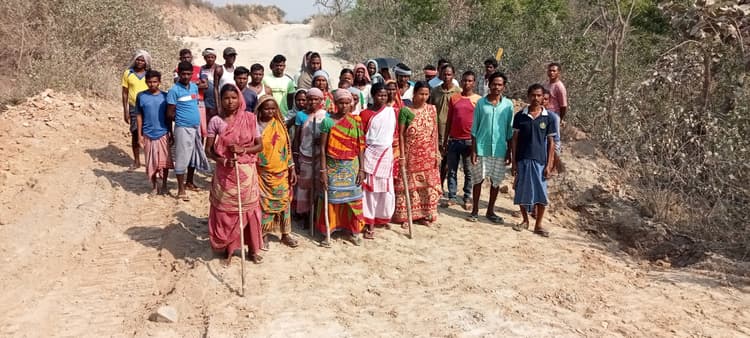 East Singhbhum News :लायाडीह में ब्लास्टिंग का पत्थर घर पर गिरने से ग्रामीणों ने रास्ता काटा, आवागमन बाधित