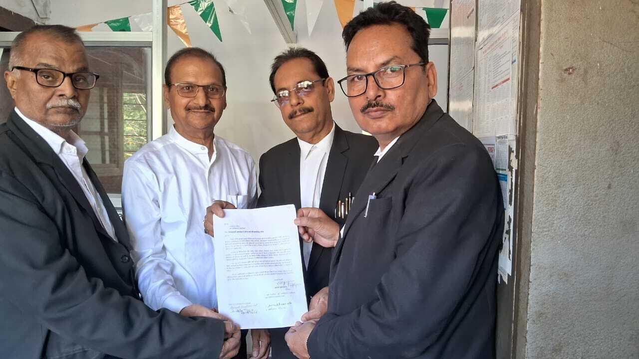 मॉर्निंग कोर्ट की मांग को लेकर अधिवक्ताओं ने ज्ञापन सौंपा