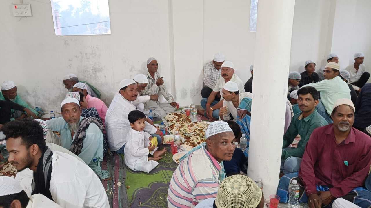 इफ्तार पार्टी में बड़ी संख्या में शामिल हुए रोजेदार
