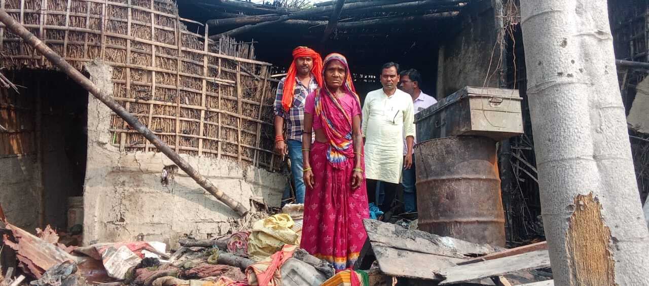 आग से दो घर जले, हजारों की क्षति