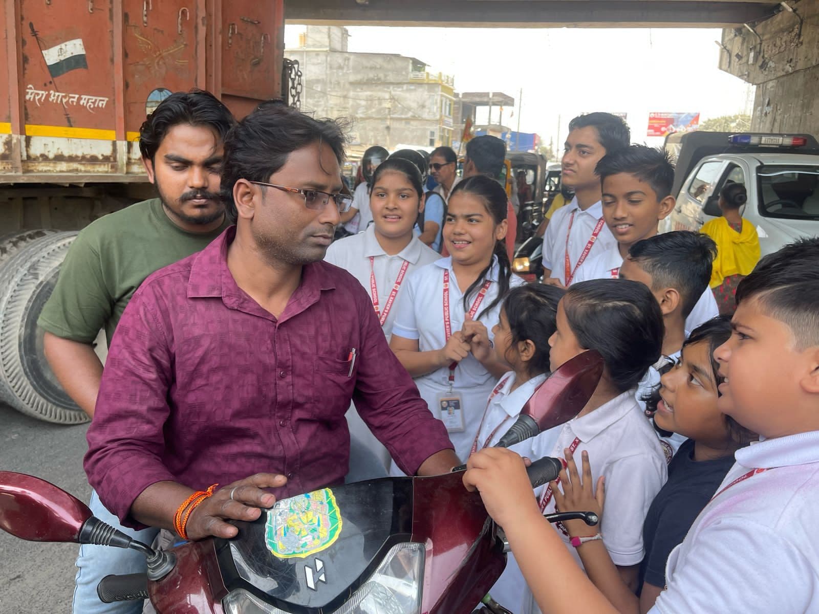 हेलमेट पहनो, जिंदगी बचाओ, सीट बेल्ट लगाओ, सुरक्षित घर जाओ