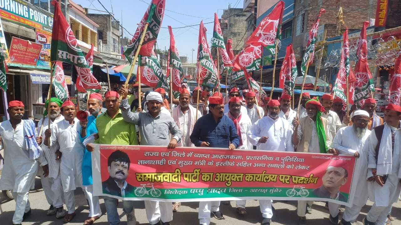 बिहार में राष्ट्रपति शासन की मांग को लेकर सपा ने आयुक्त कार्यालय पर किया प्रदर्शन