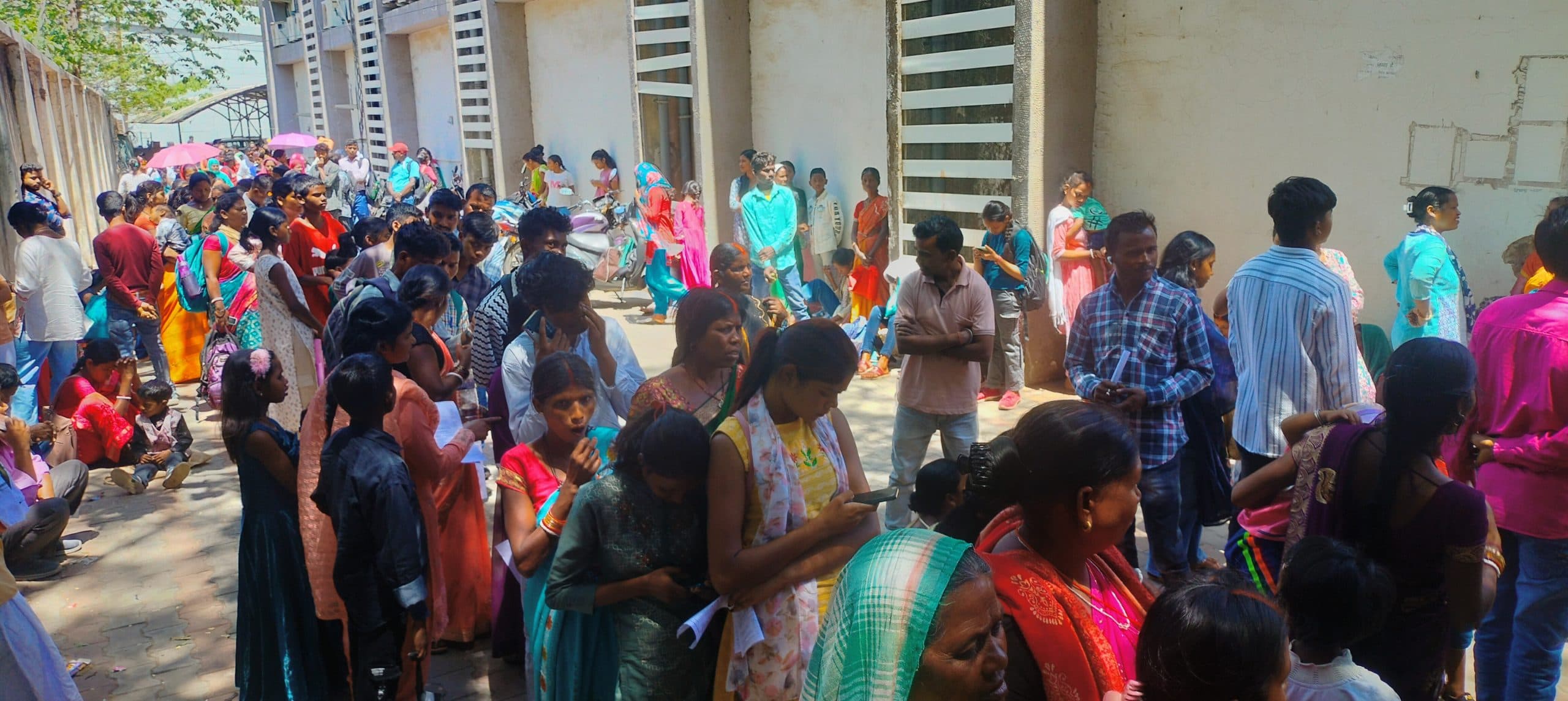 Ranchi News : आधार के काम के लिए सुबह से केंद्रों में लग रही लंबी लाइन