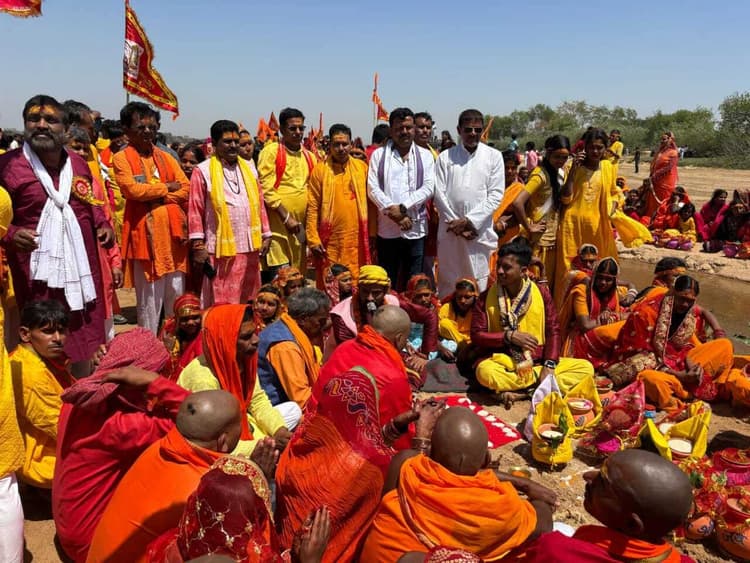 कलश यात्रा के श्रीश्री 108 शतचंडी महायज्ञ शुरू