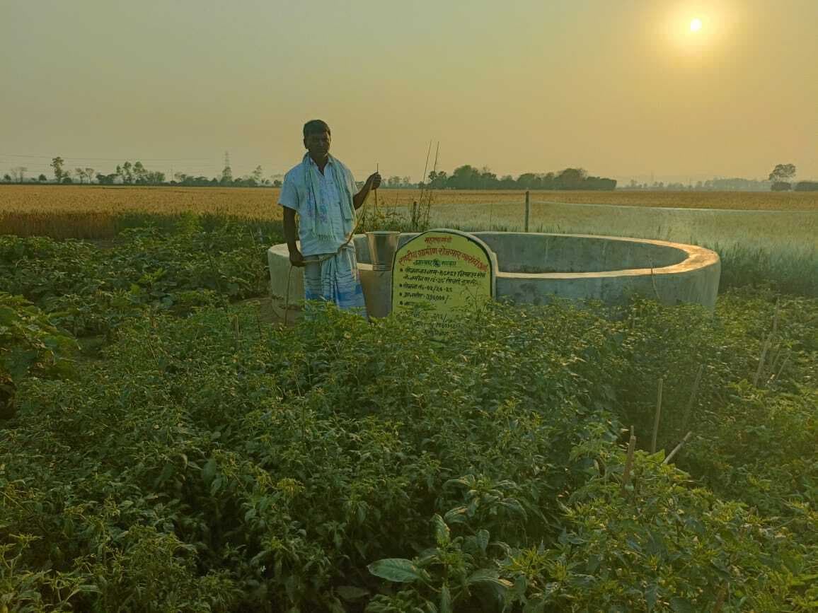 मनरेगा के सिंचाई कूप से खेतों की हो रही बेहतर सिंचाई, एक से अधिक फसलों का कर रहे उत्पादन