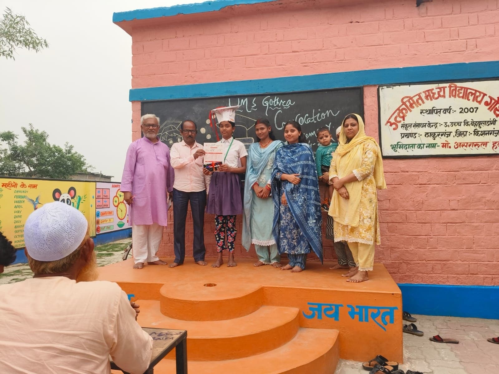 कक्षा में टॉप थ्री पोजिशन लाने वाले छात्रों को किया सम्मानित