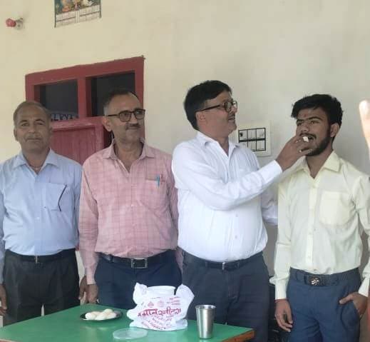 Madhubani News : दुर्गेश की सफलता पर खुशी का माहौल, विद्यालय के एचएम ने घर पहुंच कर दी बधाई