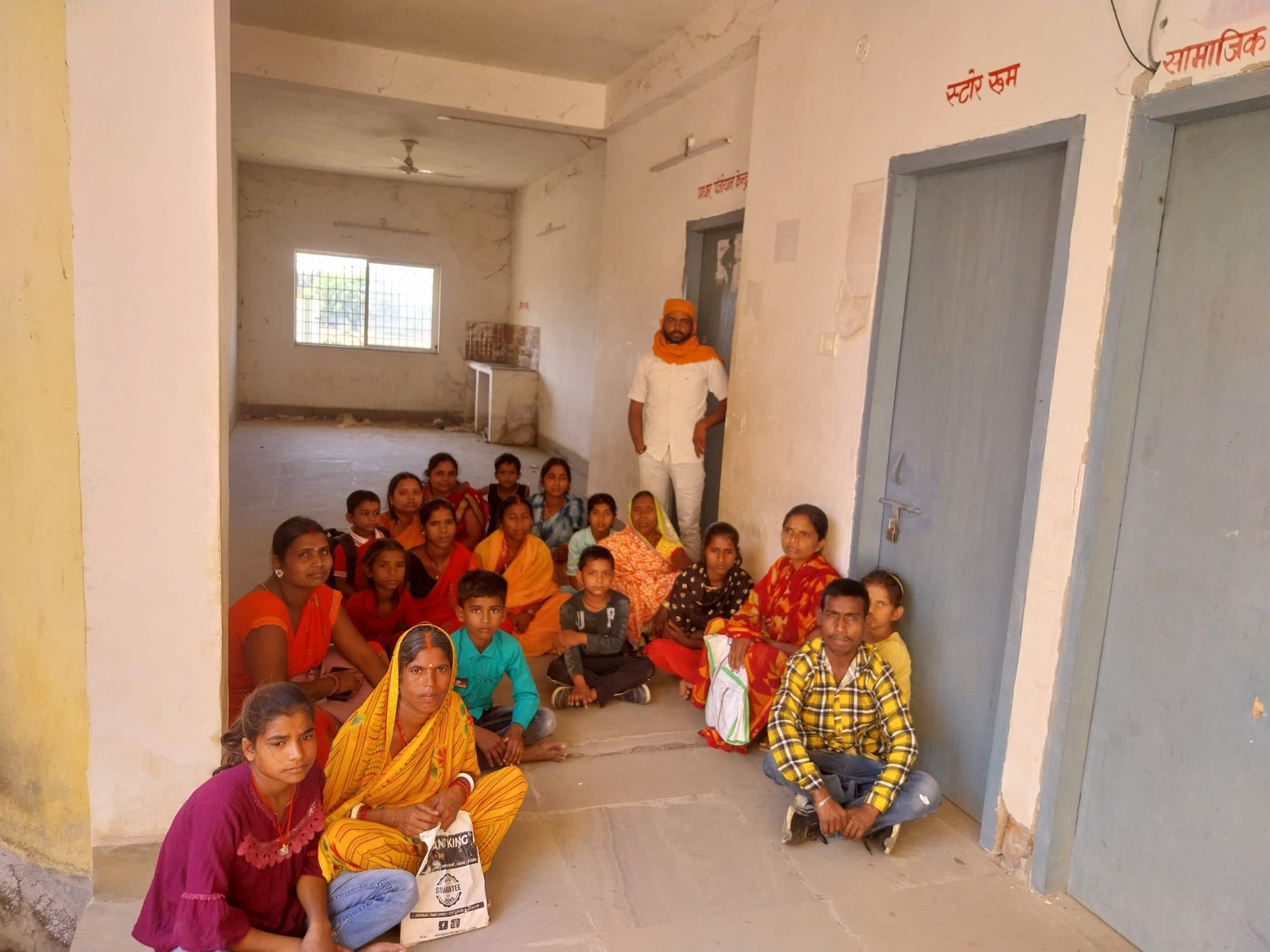 Giridih News :आधार सेंटर को मनमाने तरीके से चलाने का आरोप, लोग परेशान