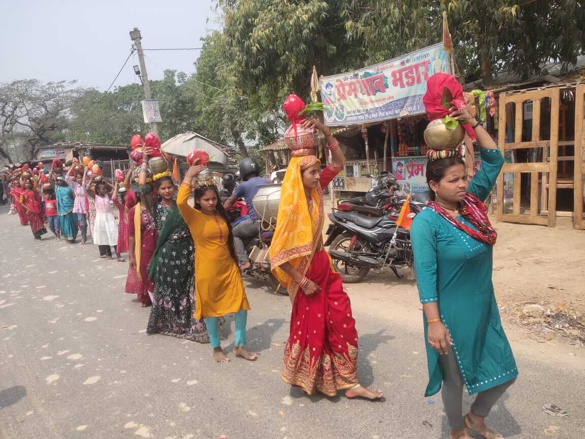 त्रिवेणी संगम तट से निकली कलश यात्रा