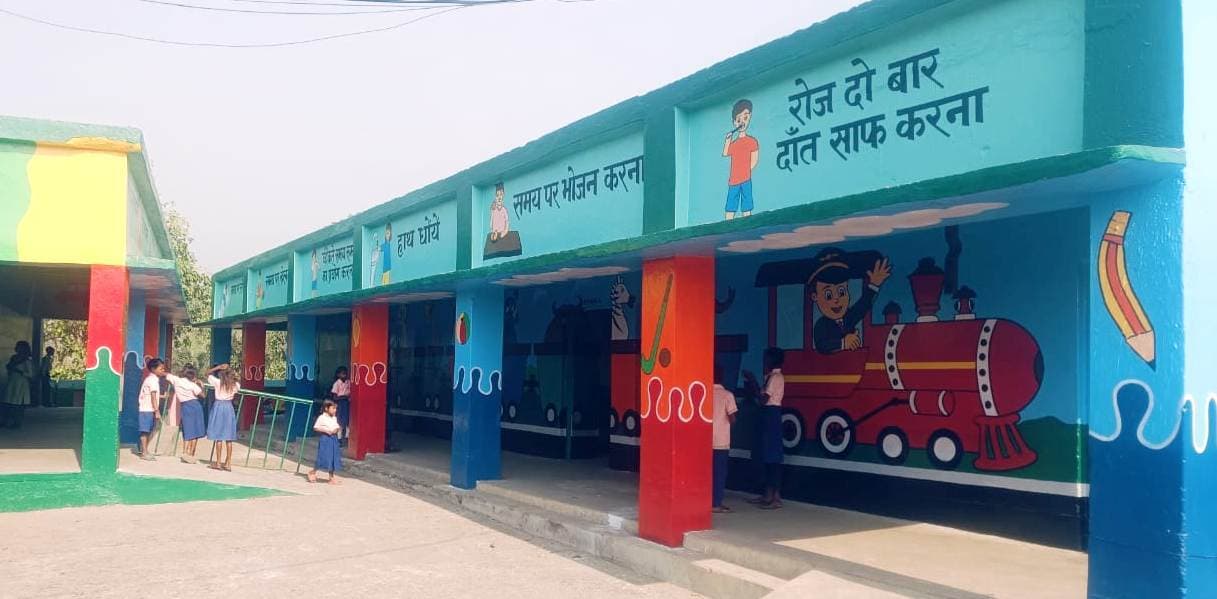 Bokaro News : चित्रकारी व रंग-रोगन से बढ़ी स्कूलों की सुंदरता