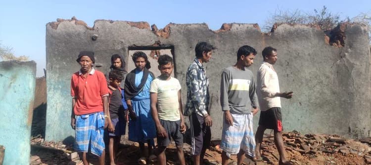 चिंगारी से घर में लगी आग, सबकुछ जलकर खाक