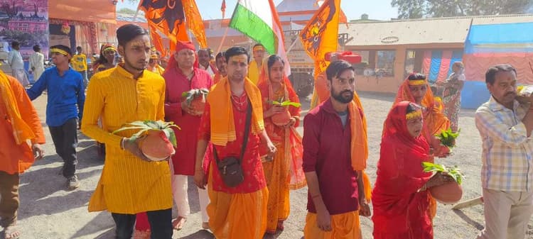 हिरणपुर में निकाली गयी भव्य कलश यात्रा