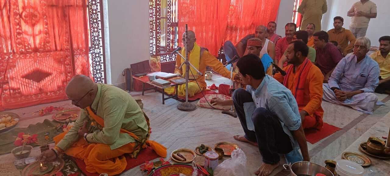 या देवी सर्वभूतेषु... मंत्रोच्चारण से गुंजायमान हो उठा पंडाल, पहले दिन मां शैलपुत्री की हुई पूजा