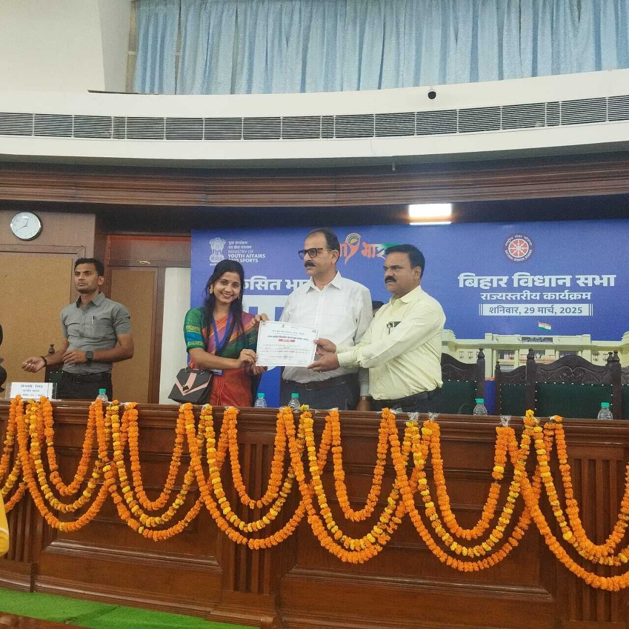 छात्राओं ने महिला सशक्तिकरण व संविधान की उपलब्धियों पर रखे विचार