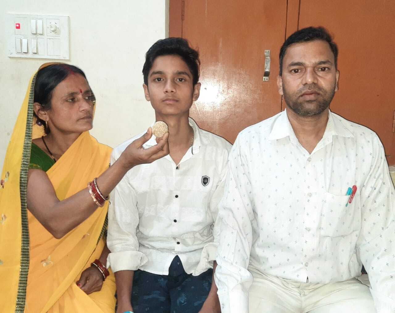 10वीं बोर्ड की परीक्षा में राहुल को मिला 457 अंक, परिजनों में खुशी