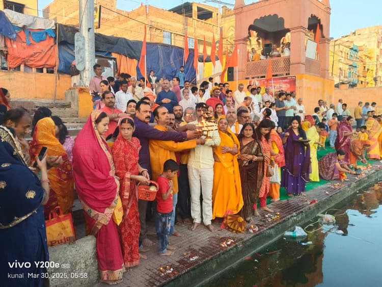 deoghar news : उदीयमान सूर्य की पूजा व आरती से हिंदू नववर्ष का आगाज