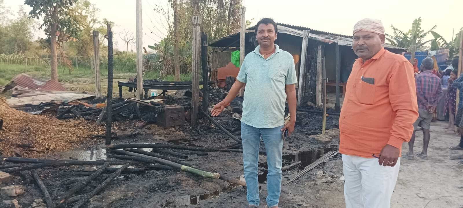 चूल्हे की चिंगारी से लगी आग से तीन घर जले