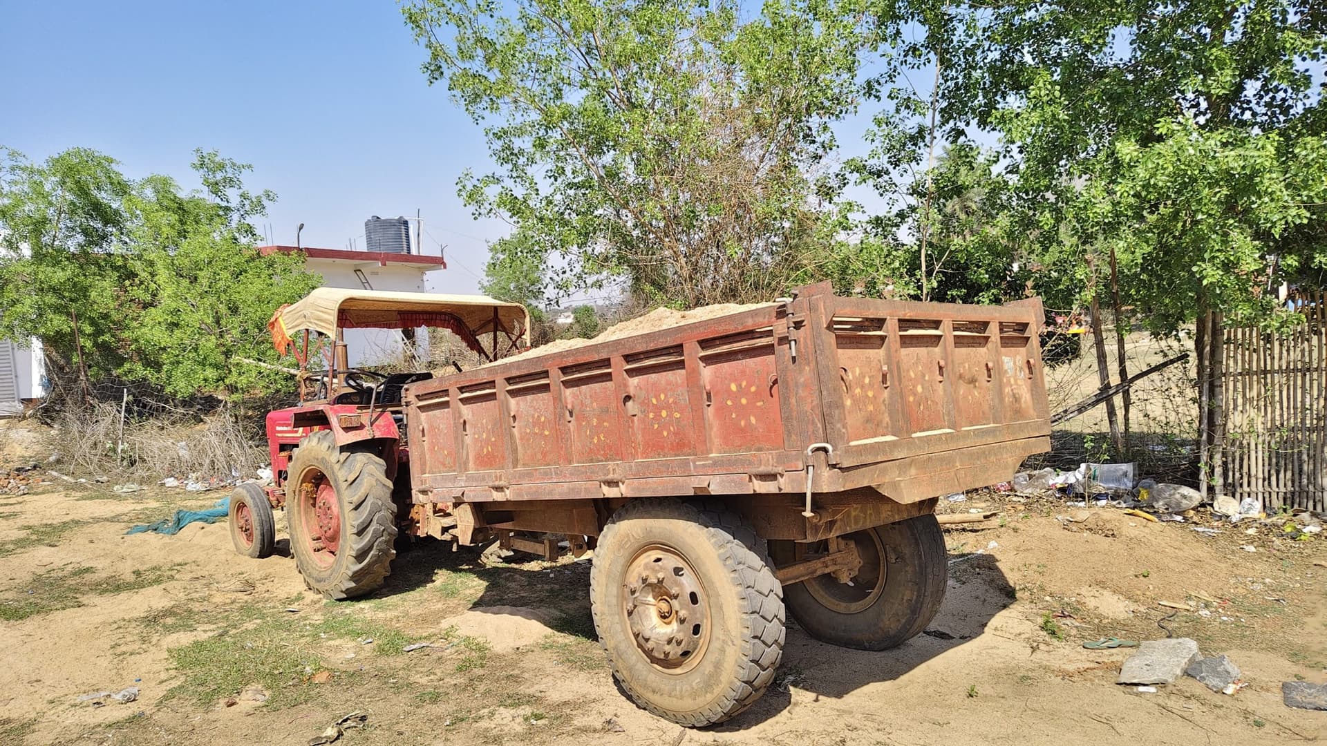 पुलिस ने अवैध बालू लदे दो ट्रैक्टरों को किया जब्त