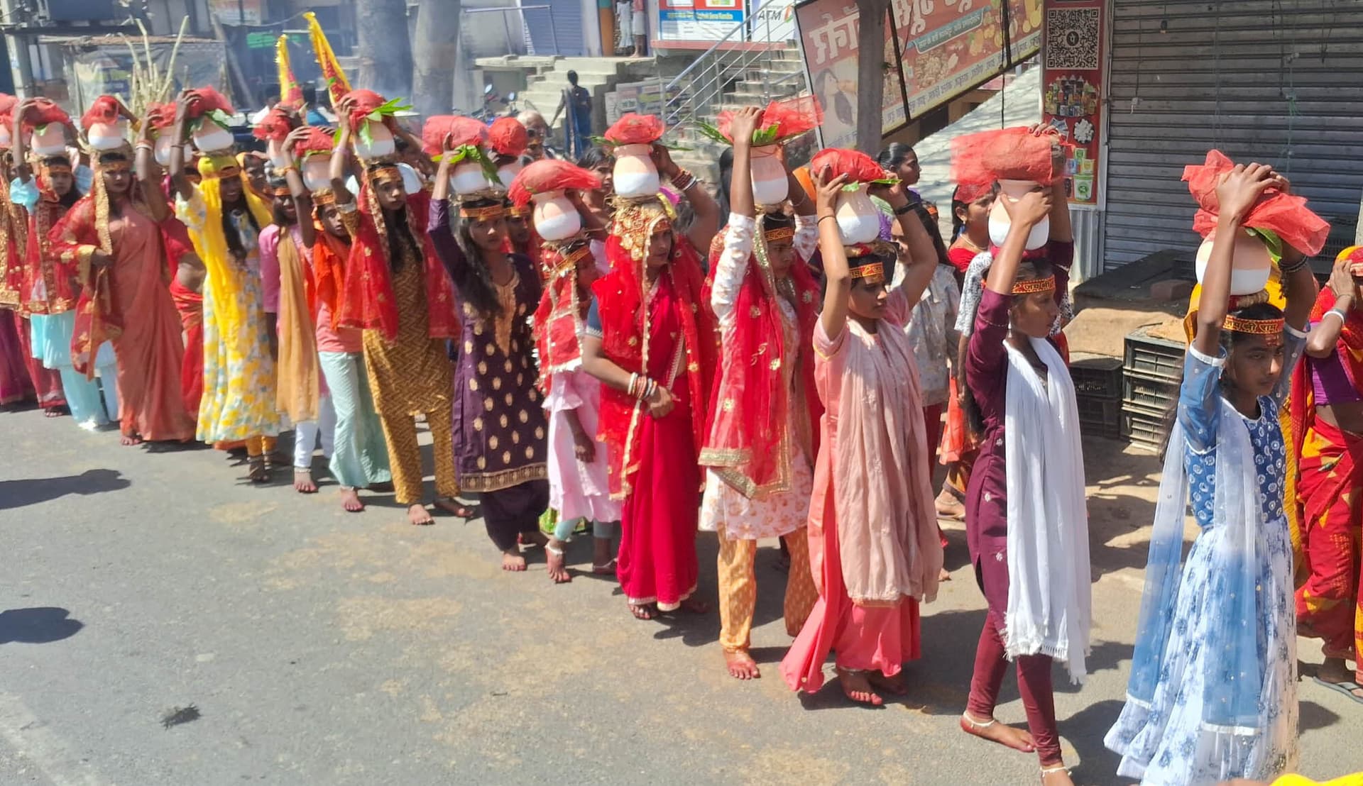 नौ दिवसीय सतचंडी महायज्ञ को लेकर निकाली गयी कलश शोभायात्रा