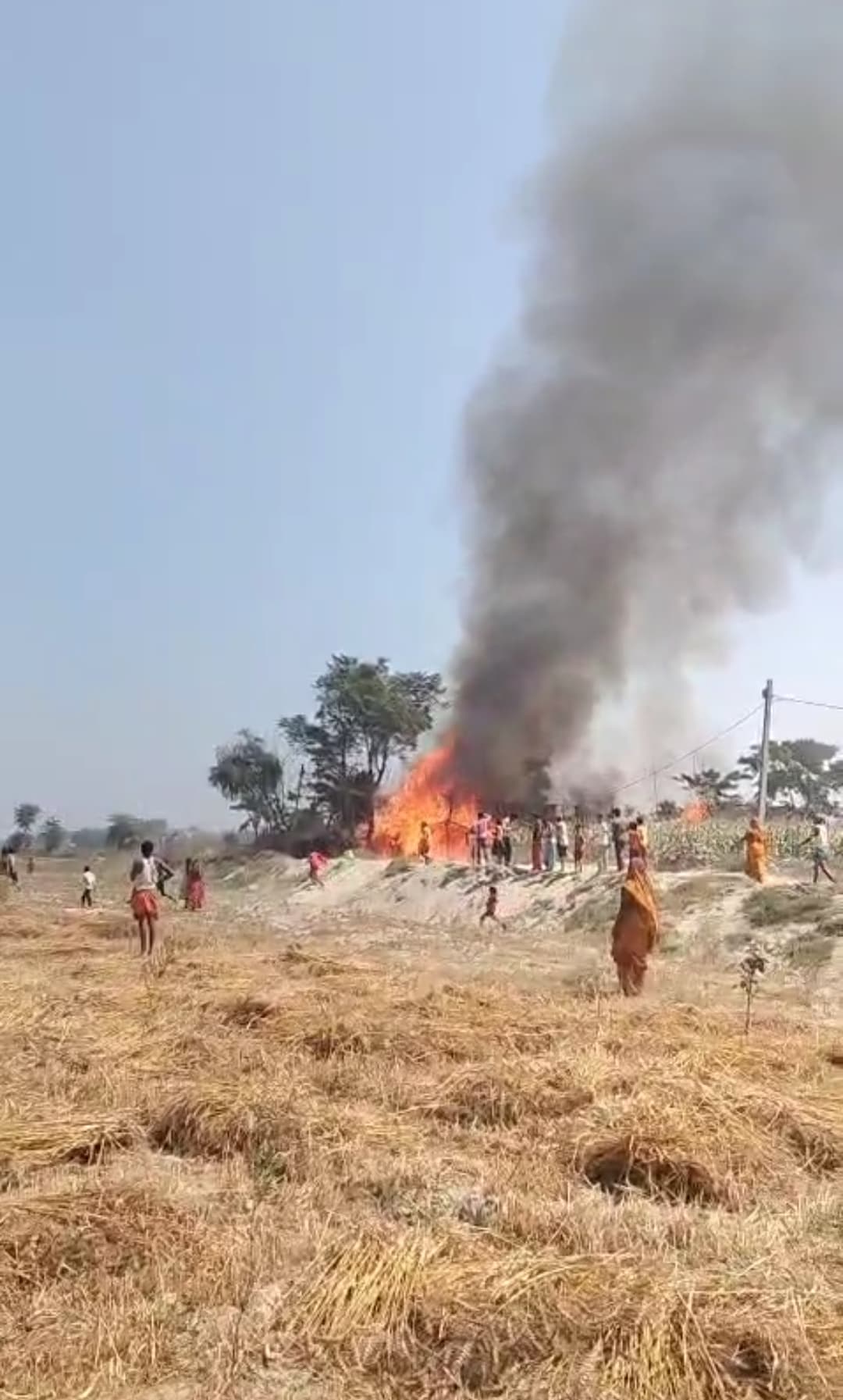 घर में सो रहे दो पुत्र को छोड़ पांच बेटियों के साथ गेंहू काटने बहियार गये थे पीड़ित परिवार