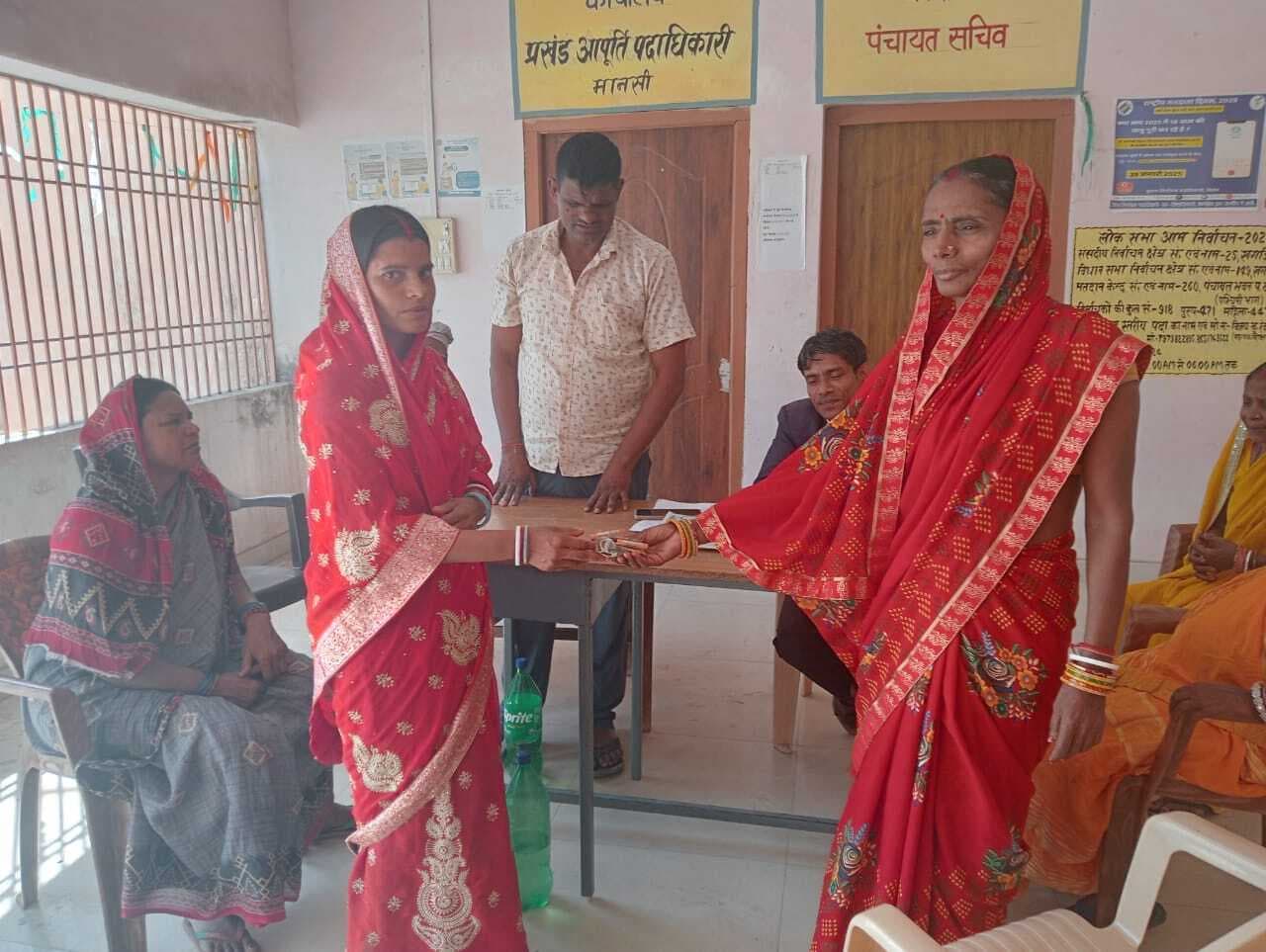 ग्राम कचहरी में सुलझाया जेवर लेनदेन का मामला