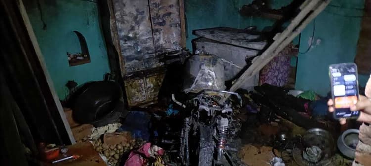 घर में लगी आग, बाइक समेत लाखों के सामान जले